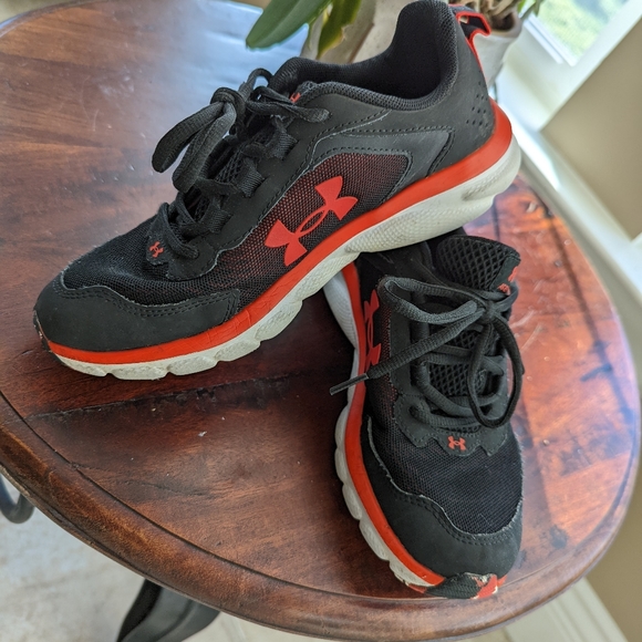 Under Armour Sz 4 - Boys Sneakers - Picture 3 of 3